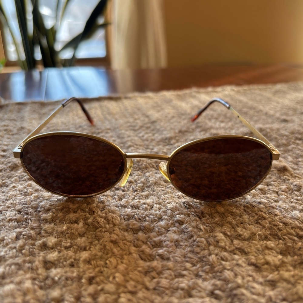 Elegant Gold Oval Sunglasses
